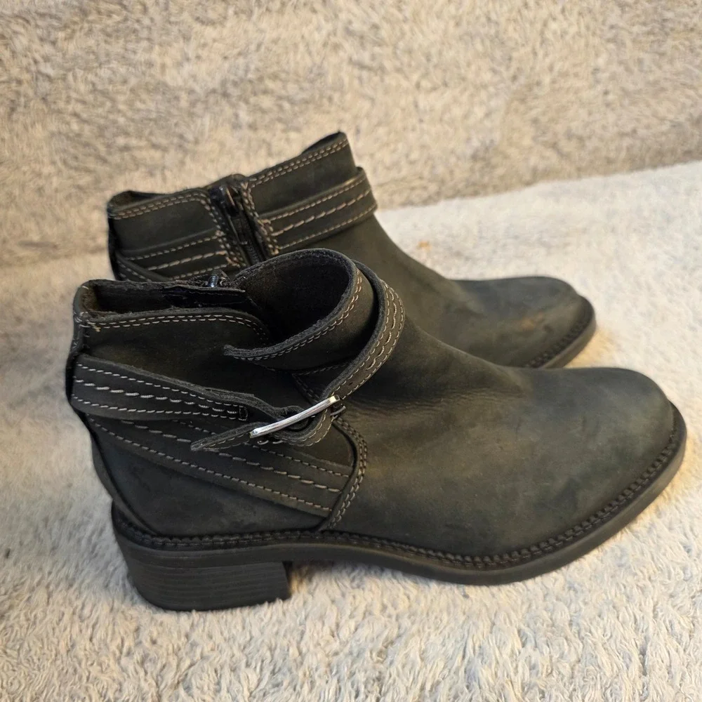 Clarks Black Leather Ankle Boots Buckle Strap‎ Zipper Women's Size 6.5 NEW